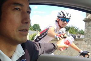 チームカーから選手のサポートを行う浅田顕 チームカーから選手のサポートを行う浅田顕