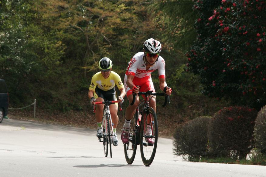 津田悠義（先頭）と寺田吉騎